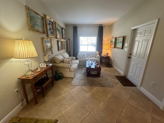 824 SW 143rd Ter 203, Pembroke Pines, FL 33027