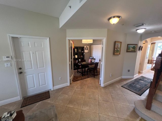 824 SW 143rd Ter 203, Pembroke Pines, FL 33027