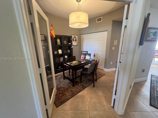 824 SW 143rd Ter 203, Pembroke Pines, FL 33027