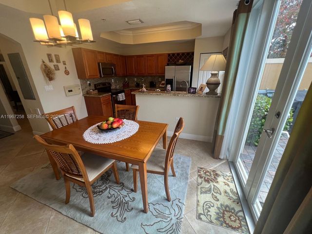 824 SW 143rd Ter 203, Pembroke Pines, FL 33027