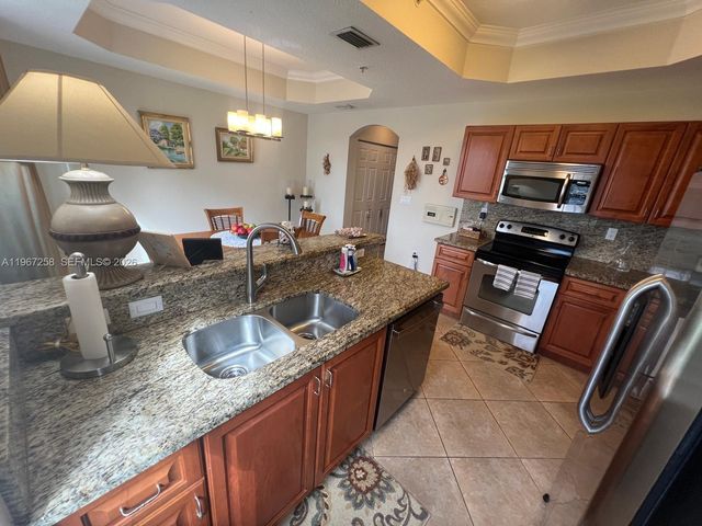 824 SW 143rd Ter 203, Pembroke Pines, FL 33027