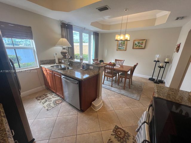 824 SW 143rd Ter 203, Pembroke Pines, FL 33027