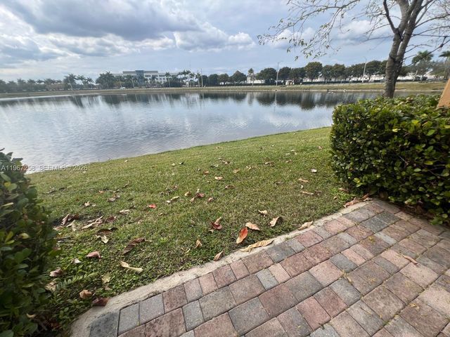 824 SW 143rd Ter 203, Pembroke Pines, FL 33027