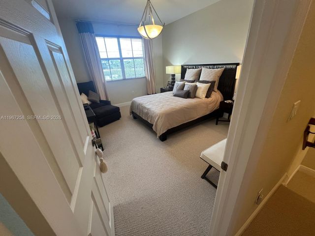 824 SW 143rd Ter 203, Pembroke Pines, FL 33027