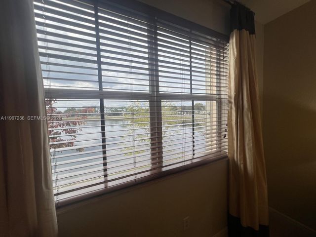 824 SW 143rd Ter 203, Pembroke Pines, FL 33027