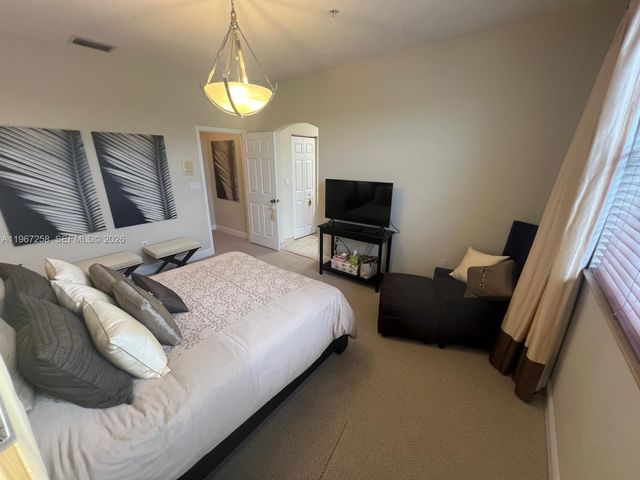 824 SW 143rd Ter 203, Pembroke Pines, FL 33027