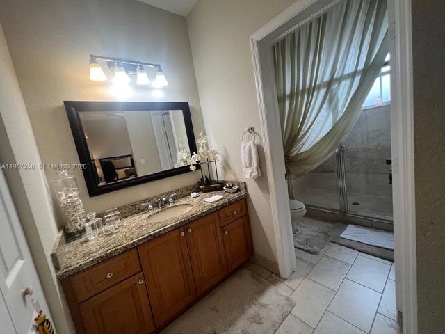 824 SW 143rd Ter 203, Pembroke Pines, FL 33027