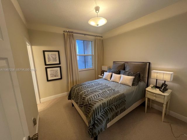 824 SW 143rd Ter 203, Pembroke Pines, FL 33027