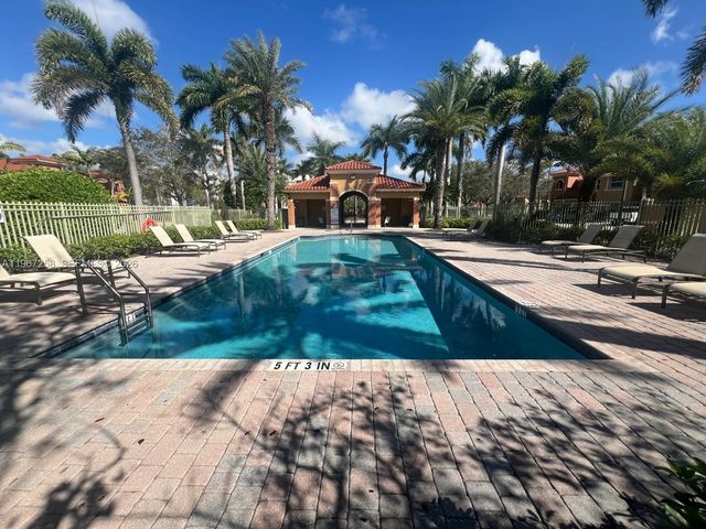 824 SW 143rd Ter 203, Pembroke Pines, FL 33027