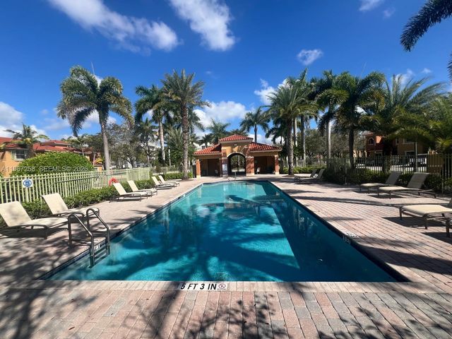 824 SW 143rd Ter 203, Pembroke Pines, FL 33027