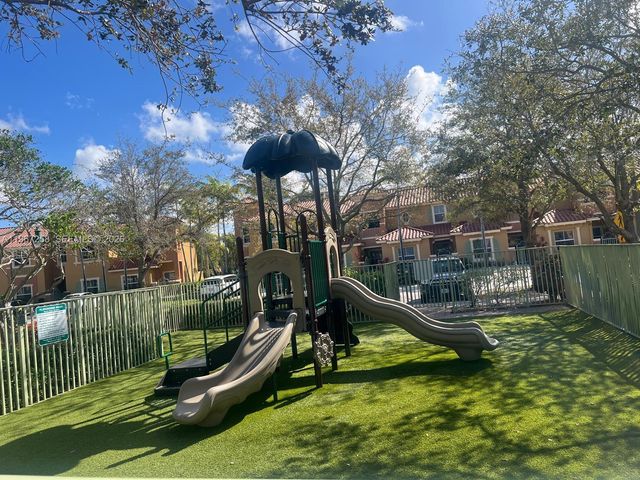 824 SW 143rd Ter 203, Pembroke Pines, FL 33027