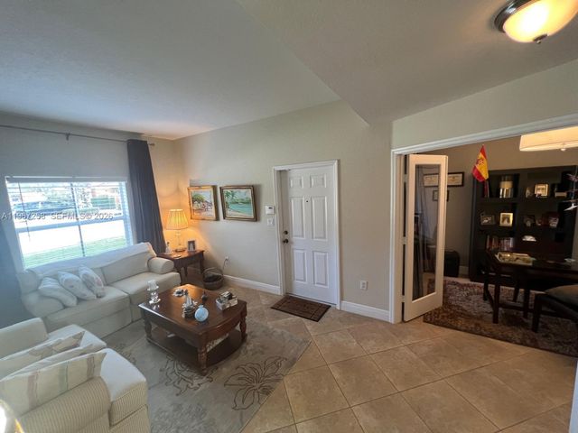 824 SW 143rd Ter 203, Pembroke Pines, FL 33027