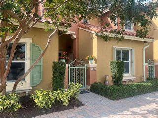 824 SW 143rd Ter 203, Pembroke Pines, FL 33027