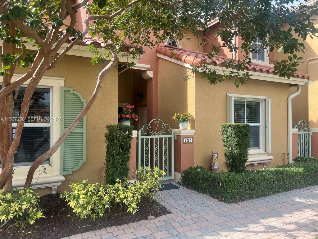 824 SW 143rd Ter 203, Pembroke Pines, FL 33027