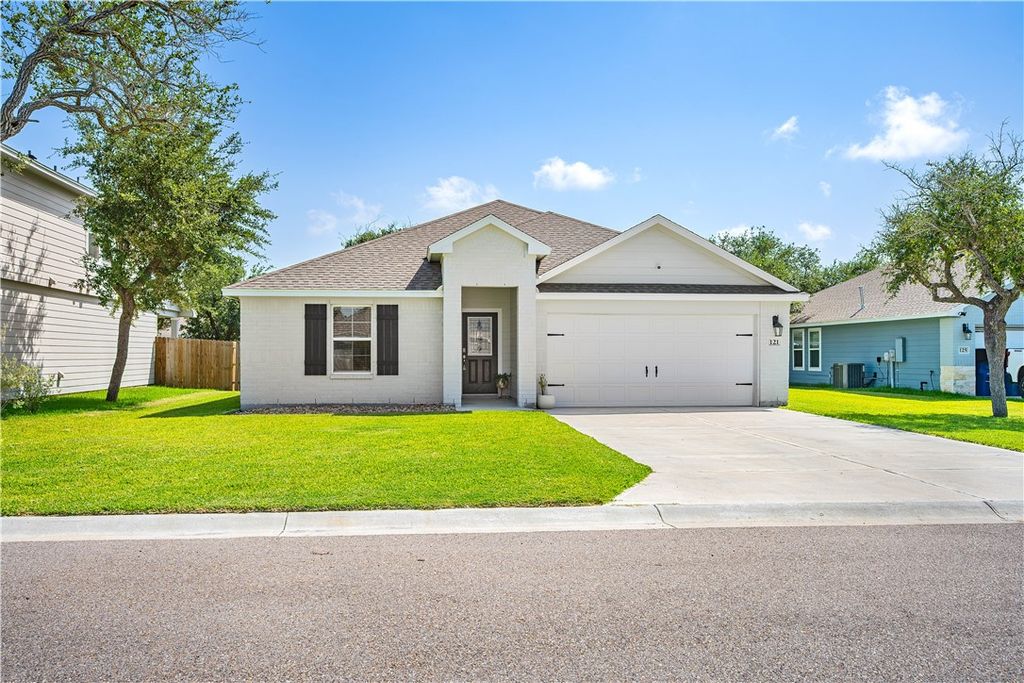 121 Antigua Dr, Rockport, TX 78382 — exterior