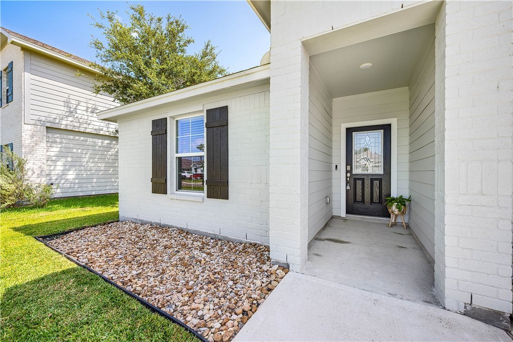 121 Antigua Dr, Rockport, TX 78382 — photo 2