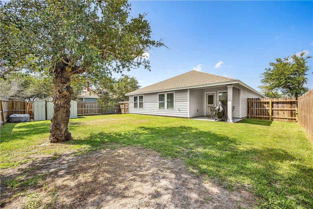 121 Antigua Dr, Rockport, TX 78382 — photo 3