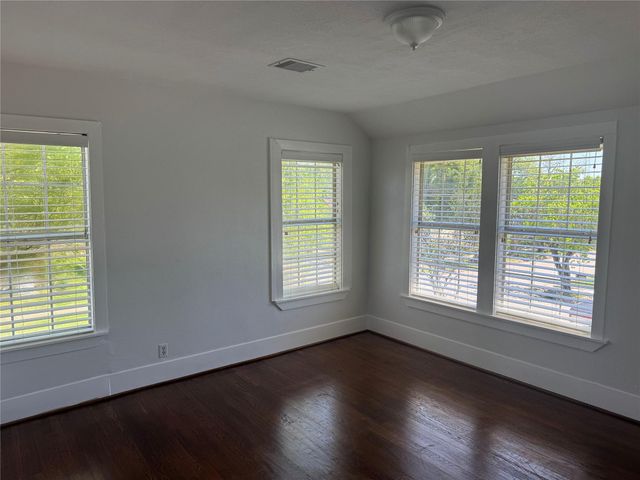 8355 Wier, Houston, TX 77017