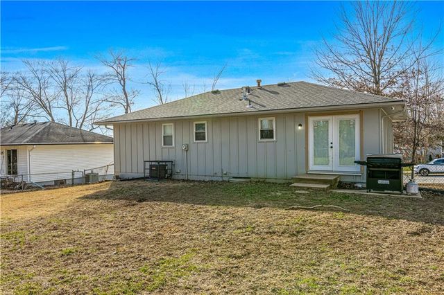 1136 NE 10th Street, Blue Springs, MO 64014