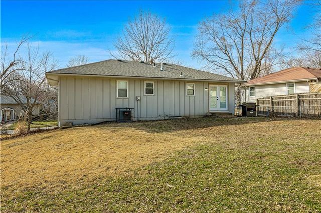 1136 NE 10th Street, Blue Springs, MO 64014