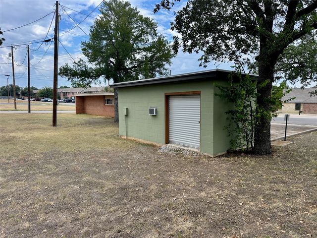 2408 Coggin Avenue, Brownwood, TX 76801