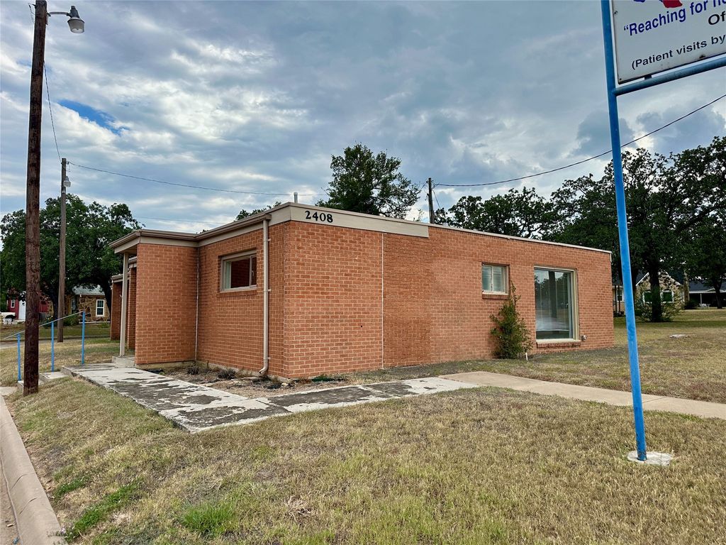 2408 Coggin Avenue, Brownwood, TX 76801