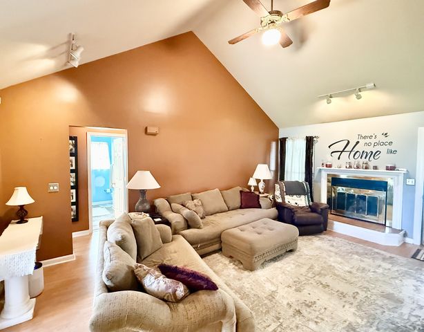402 Rolling Acres Dr, White House, TN 37188