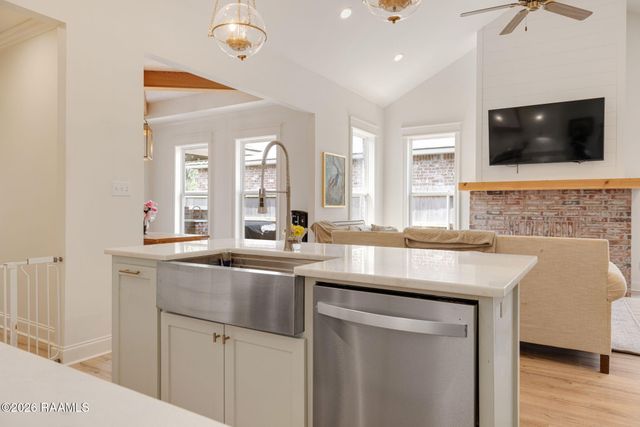 216 Whispering Meadows Road, Broussard, LA 70518