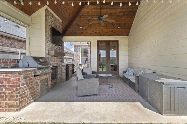 216 Whispering Meadows Road, Broussard, LA 70518