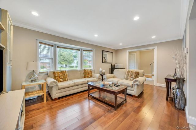 5 E Grove Street, Massapequa, NY 11758