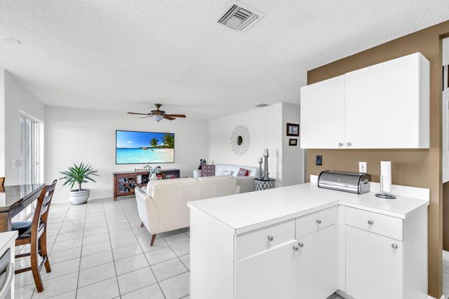 1336 SW 181st Ave, Pembroke Pines, FL 33029