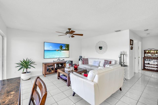 1336 SW 181st Ave, Pembroke Pines, FL 33029