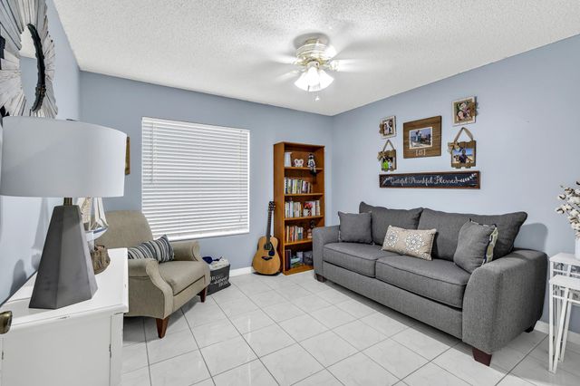 1336 SW 181st Ave, Pembroke Pines, FL 33029