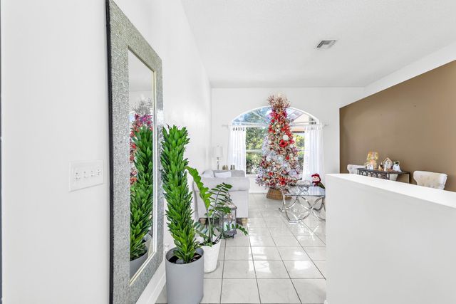 1336 SW 181st Ave, Pembroke Pines, FL 33029