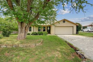 1115 Oakridge Dr, Blanco, TX 78606