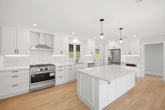 27 Geraldine Drive, Norwood, MA 02062