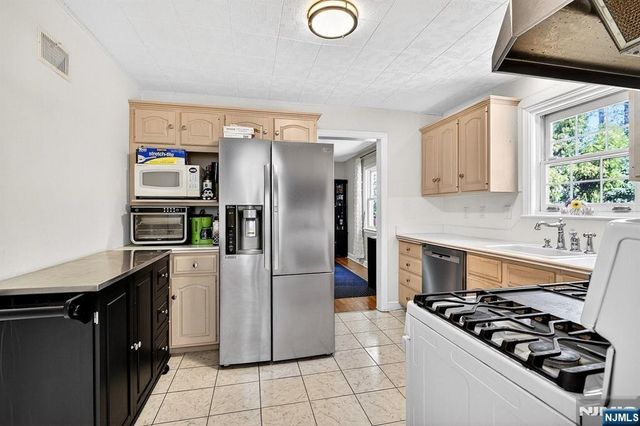 10 North Drive, East Brunswick, NJ 08816