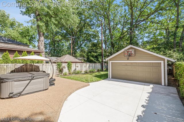 44 Kensington Boulevard, Pleasant Ridge, MI 48069
