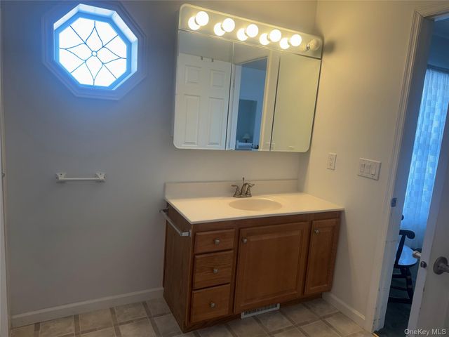 1407 Middle Road 275, Calverton, NY 11933