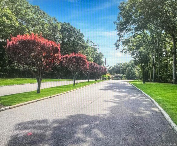 1407 Middle Road 275, Calverton, NY 11933