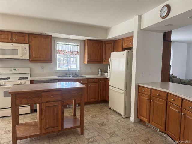 1407 Middle Road 275, Calverton, NY 11933