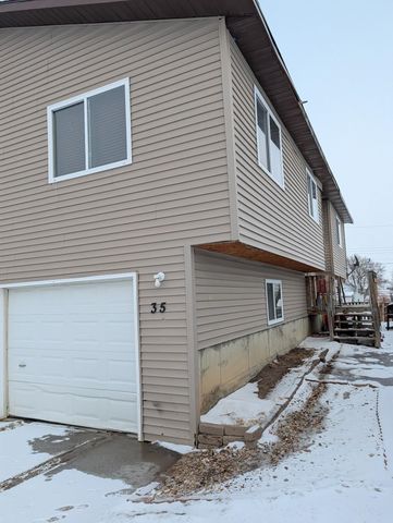 35 4th Ave SE, Dickinson, ND 58601