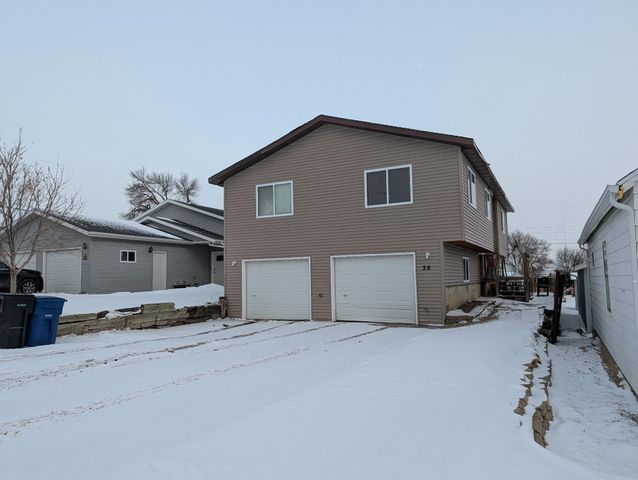 35 4th Ave SE, Dickinson, ND 58601