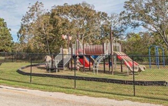 215 Bridgeview Drive, Onalaska, TX 77360