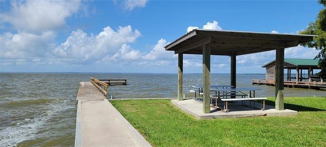 215 Bridgeview Drive, Onalaska, TX 77360