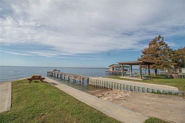 215 Bridgeview Drive, Onalaska, TX 77360