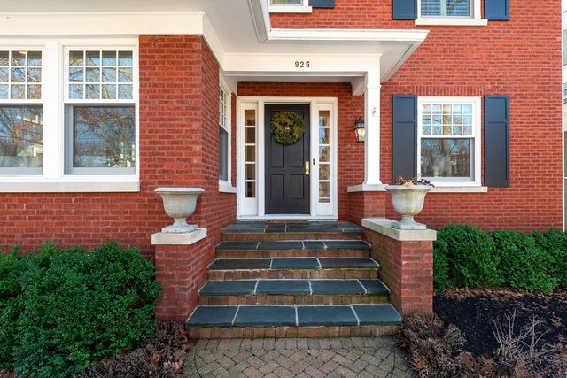 925 Ashland Avenue, Wilmette, IL 60091