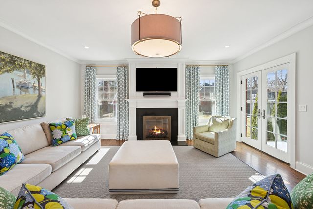 925 Ashland Avenue, Wilmette, IL 60091
