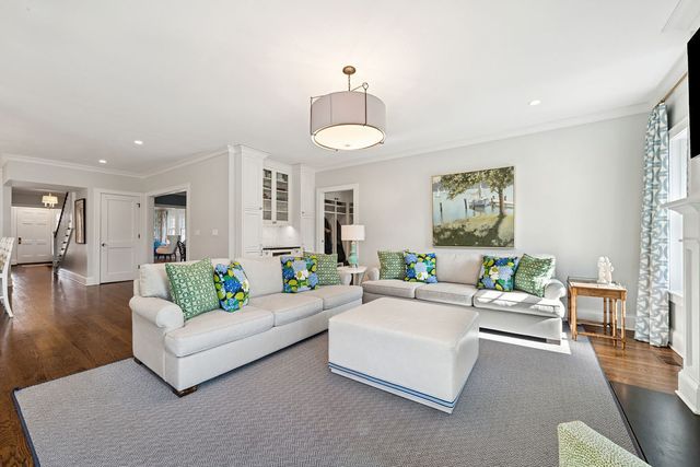 925 Ashland Avenue, Wilmette, IL 60091