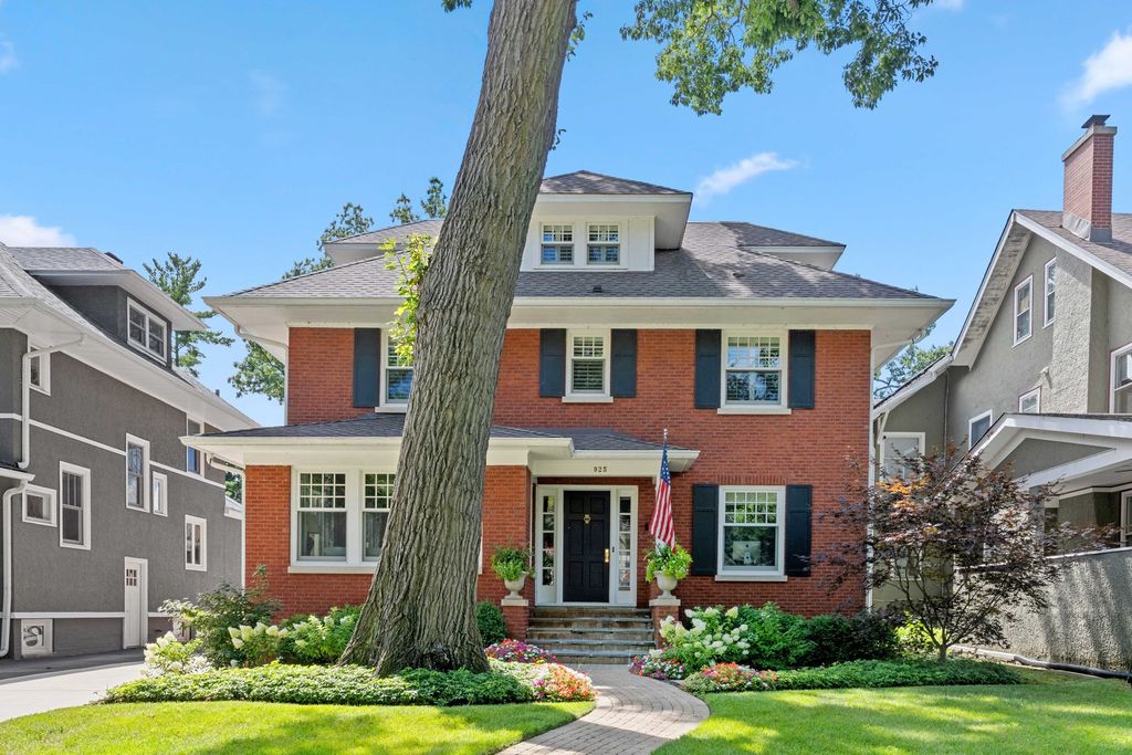 925 Ashland Avenue, Wilmette, IL 60091